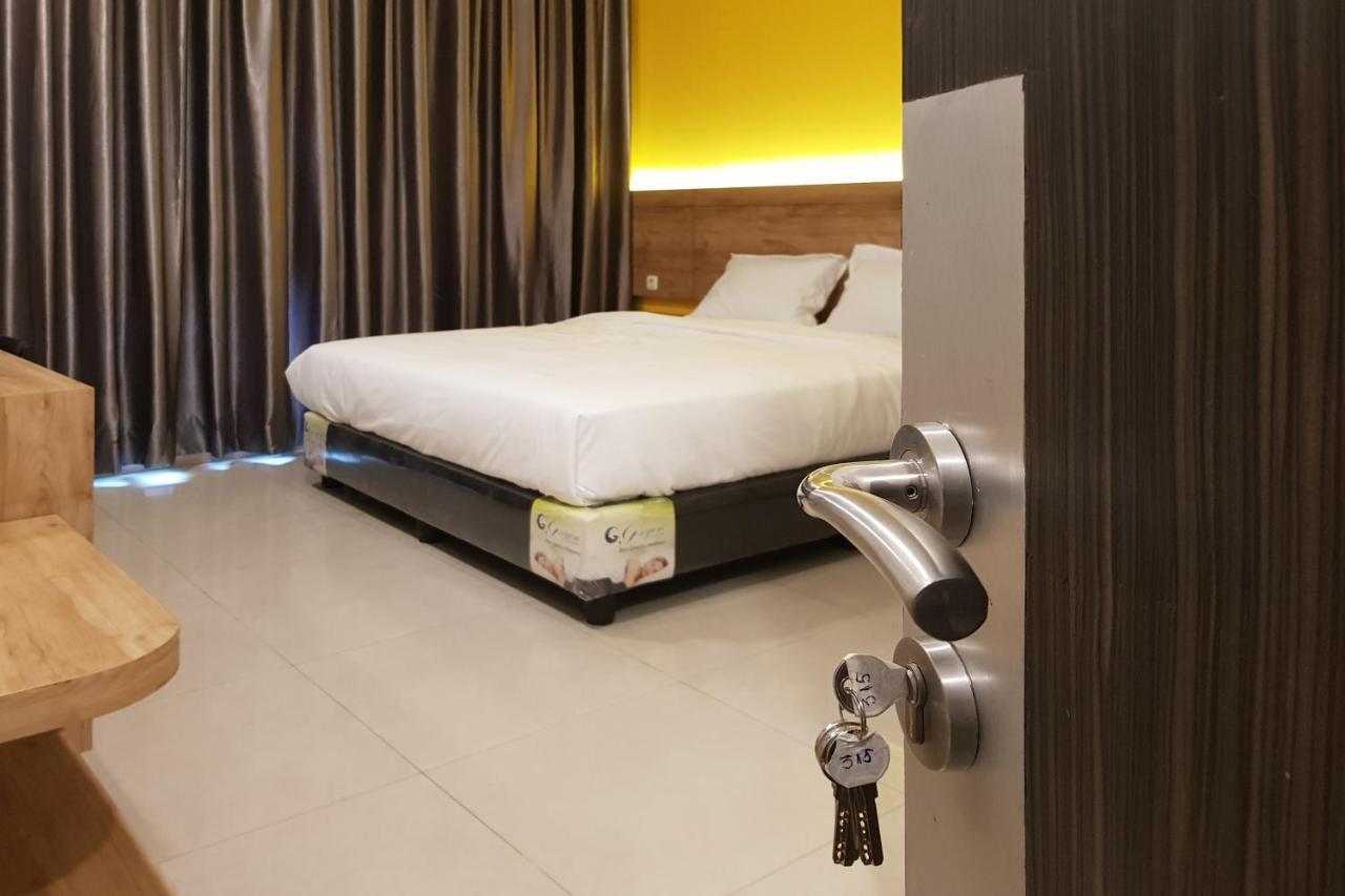 Oyo 90015 Platinum Guest House Медан Экстерьер фото